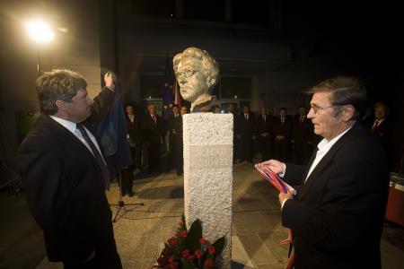 Slavnostno odkritje doprsnega spomenika Srečku Kosovelu pred Ljudsko univerzo Sežana, 28. maj 2010.